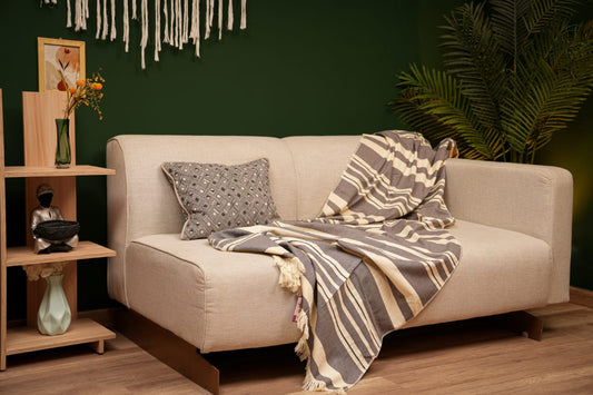 Charm Cover - مقاس أصغر- اللون مقلم رمادي في كريمي