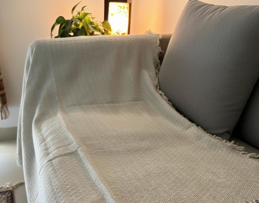 Humtar cover | بيج مع خطوط رفيعة باللون الابيض