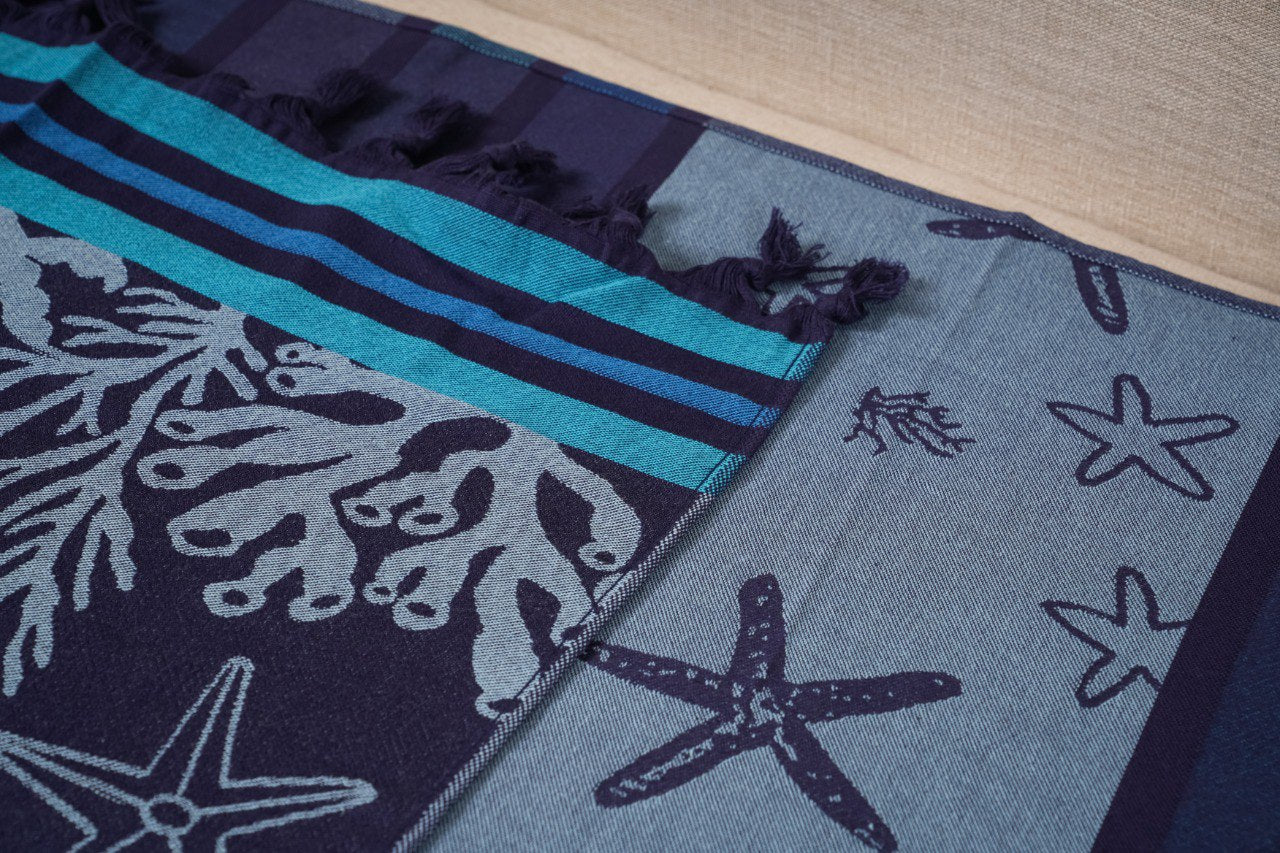مفرش قطن ـ مخطط درجات الازرق واللبني المختلفة وجهين وجه فاتح ووجه غامق