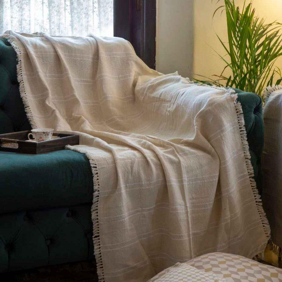 Velve Cover - لون اوف وايت مع خطوط اوف وايت