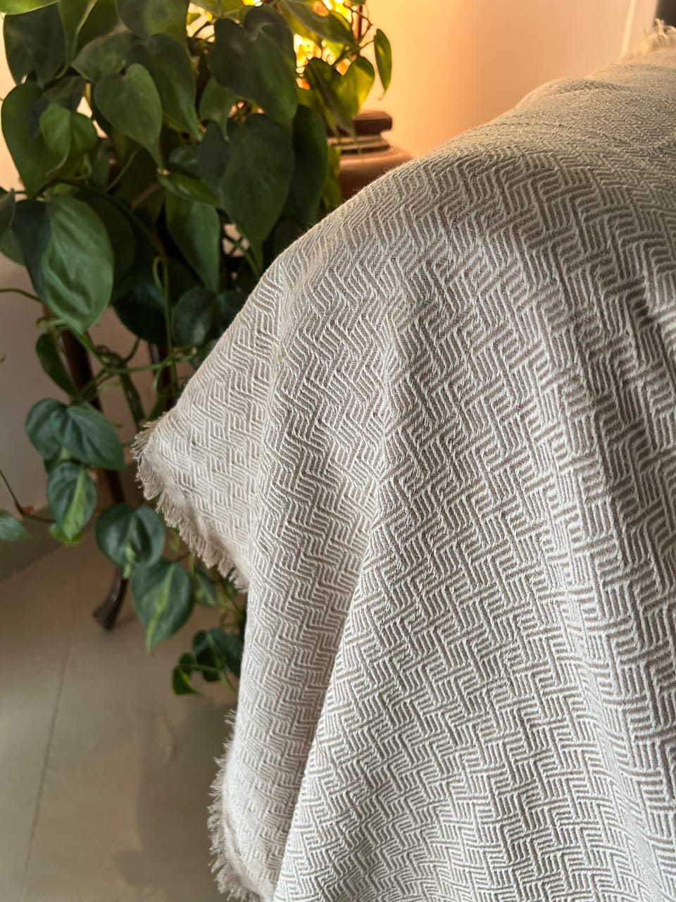 Humtar cover | بيج مع خطوط رفيعة باللون الابيض