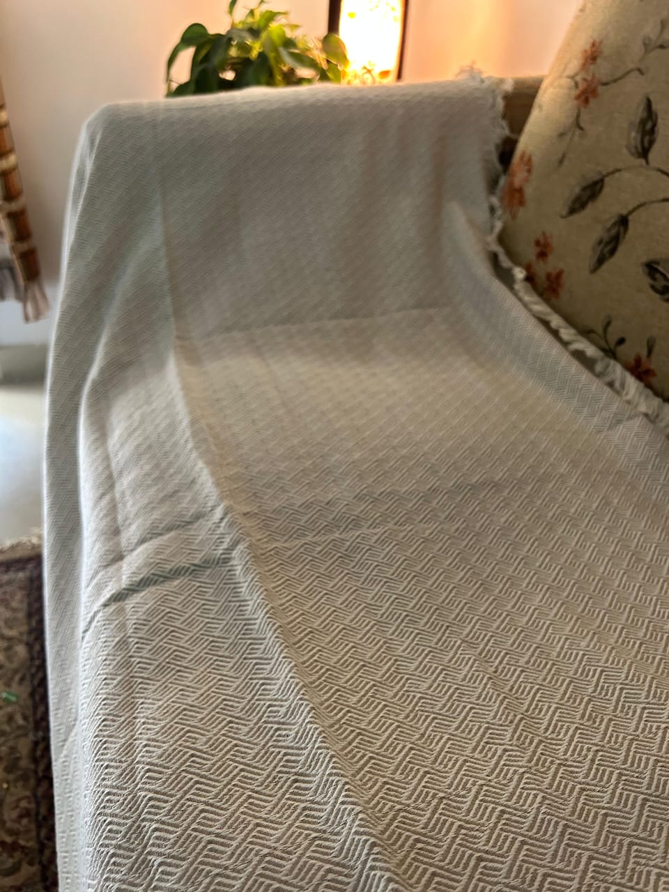 Humtar cover | بيج مع خطوط رفيعة باللون الابيض