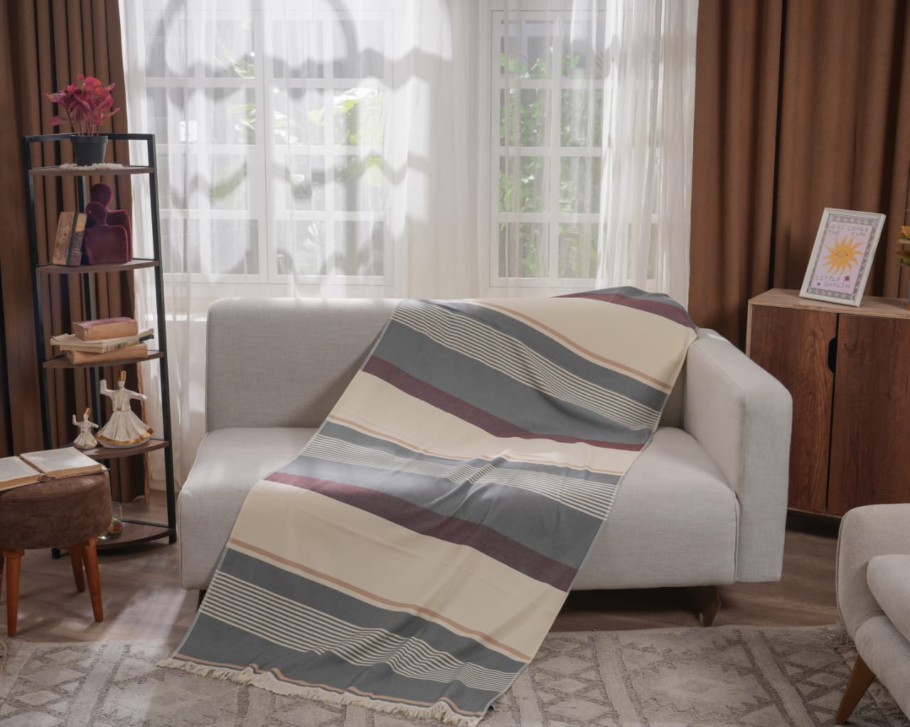 Luxe Linens - درجات الرمادي في كريمي مع خط بني
